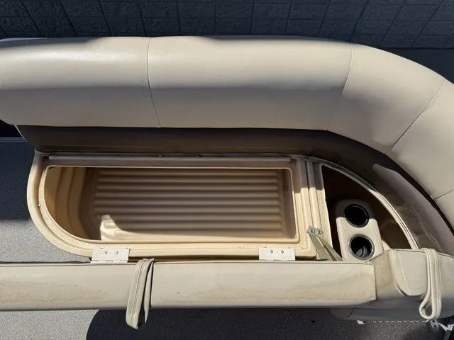 Slide: The Image of Sun Tracker Party Barge 18 DLX 2019 - 16