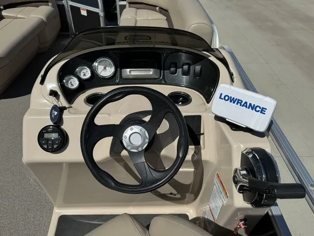 Slide: The Image of Sun Tracker Party Barge 18 DLX 2019 - 20