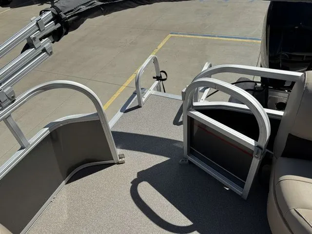 Slide: The Image of Sun Tracker Party Barge 18 DLX 2019 - 26