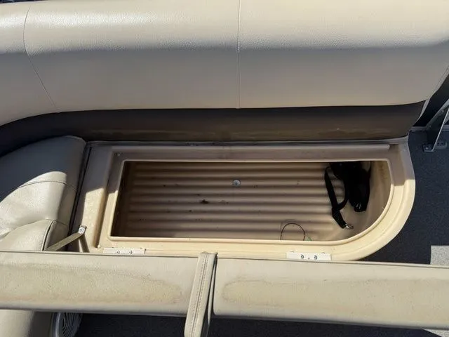 Slide: The Image of Sun Tracker Party Barge 18 DLX 2019 - 27