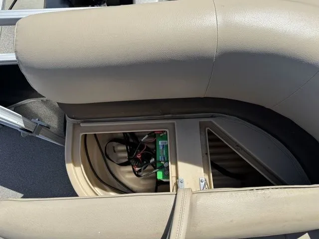 Slide: The Image of Sun Tracker Party Barge 18 DLX 2019 - 28