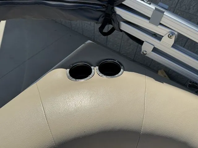 Slide: The Image of Sun Tracker Party Barge 18 DLX 2019 - 29