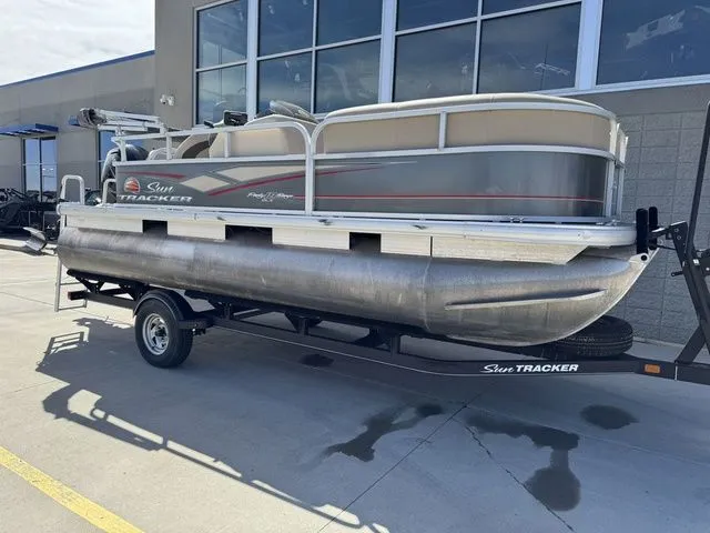 Slide: The Image of Sun Tracker Party Barge 18 DLX 2019 - 3