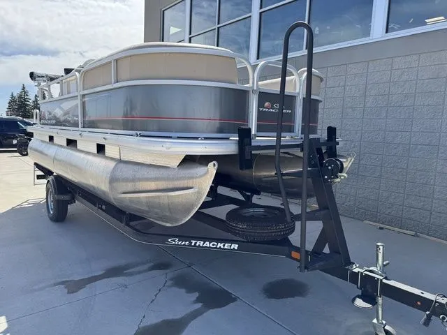 Slide: The Image of Sun Tracker Party Barge 18 DLX 2019 - 4