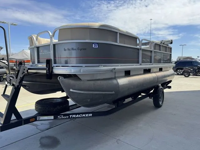 Slide: The Image of Sun Tracker Party Barge 18 DLX 2019 - 6