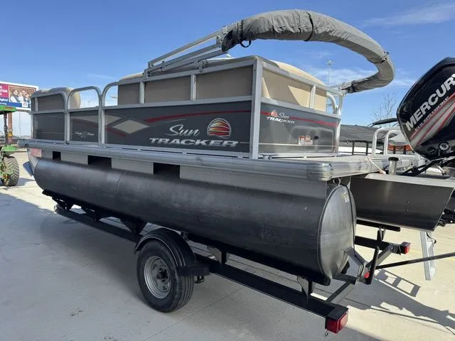 Slide: The Image of Sun Tracker Party Barge 18 DLX 2019 - 7