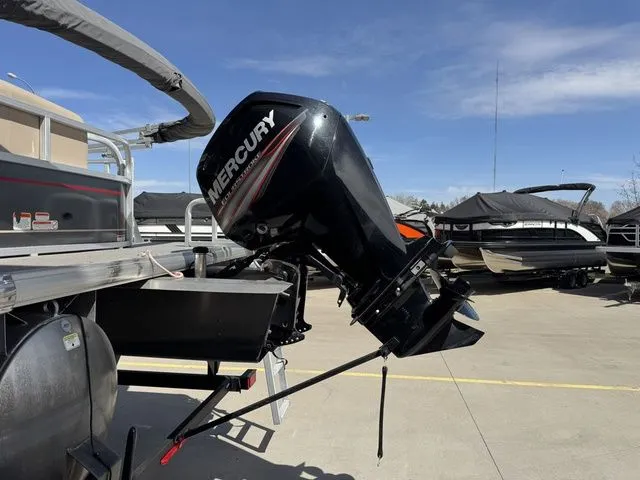 Slide: The Image of Sun Tracker Party Barge 18 DLX 2019 - 8