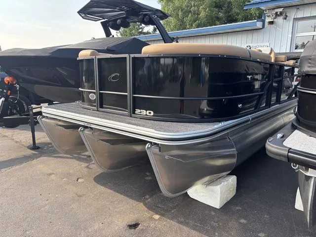 The Image of Crest Conquest 230 SLC 2026 - 1