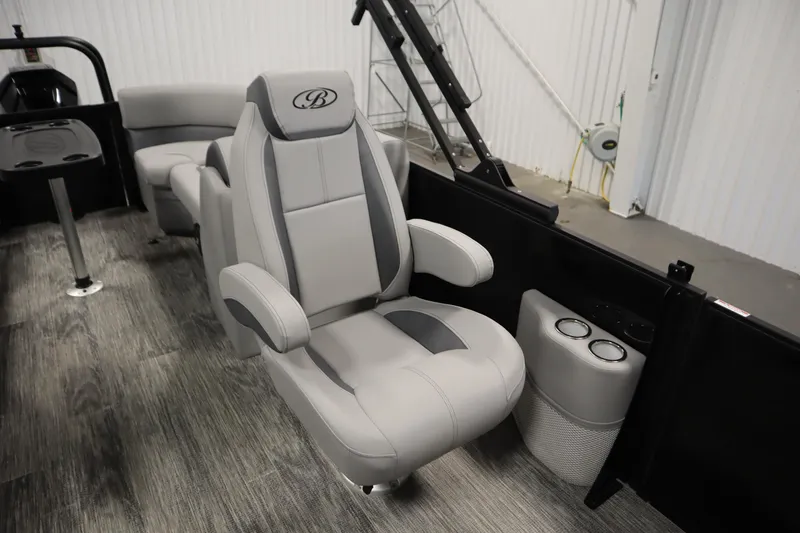 Slide: The Image of 2025 Bentley Pontoons Legacy 243 DL Navigator Tri-toon capacity label, 16 persons or 2540 lbs. - 26