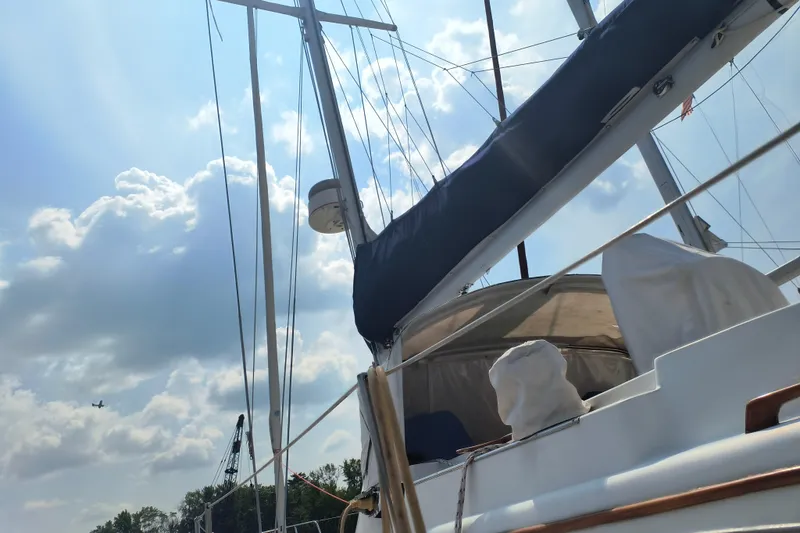Slide: The Image of 1985 Pearson P-28 sailboat with mast and rigging under a cloudy sky. - 31