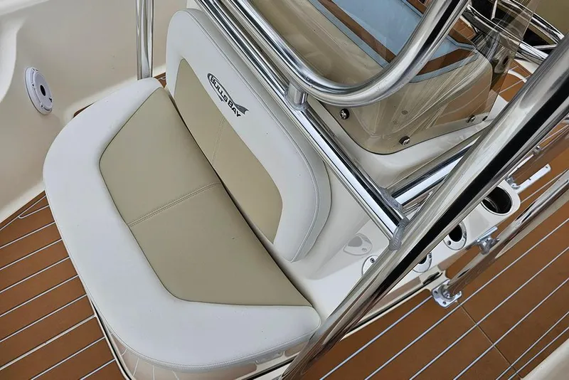Slide: The Image of Bulls Bay 2000 boat seat, 2022 model, with beige and white upholstery. - 16