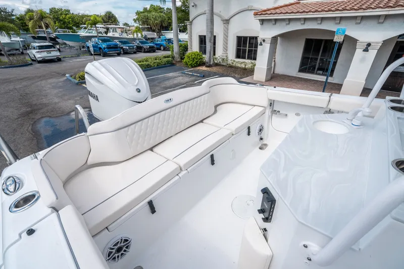 Slide: The Image of Sea Hunt Ultra 255 SE 2026 - 10