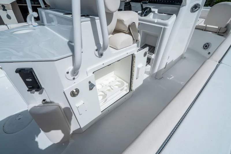 Slide: The Image of Sea Hunt Ultra 255 SE 2026 - 17