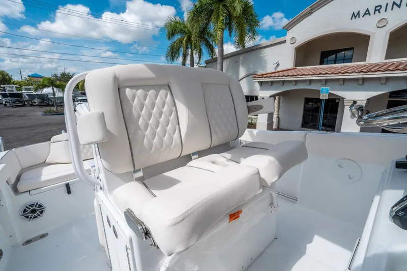 Slide: The Image of Sea Hunt Ultra 255 SE 2026 - 21