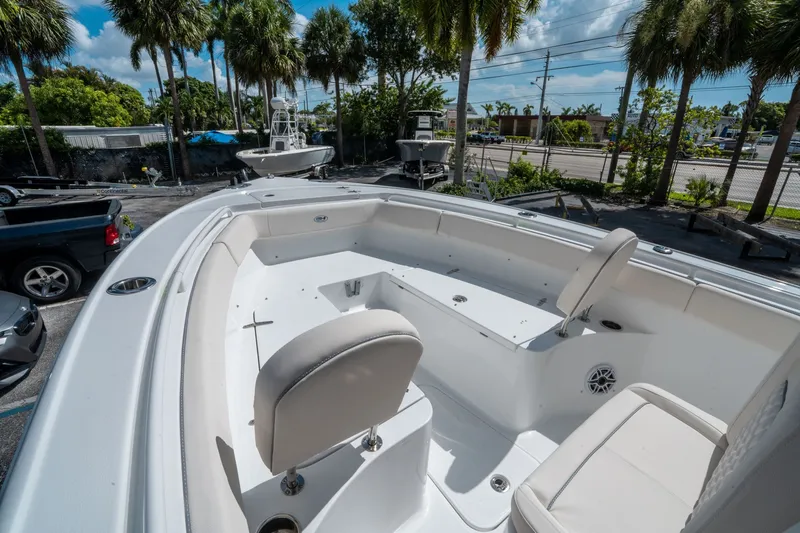 Slide: The Image of Sea Hunt Ultra 255 SE 2026 - 24