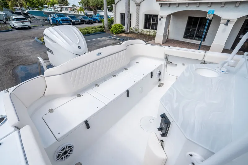 Slide: The Image of Sea Hunt Ultra 255 SE 2026 - 11