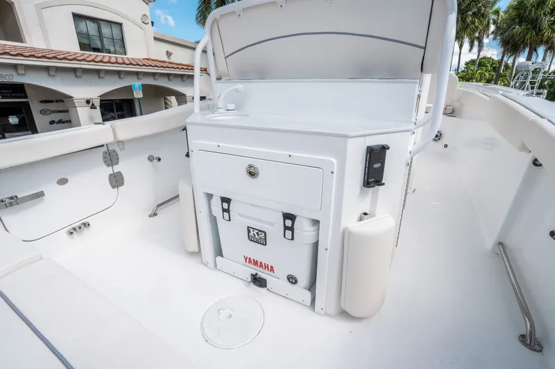 Slide: The Image of Sea Hunt Ultra 255 SE 2026 - 13