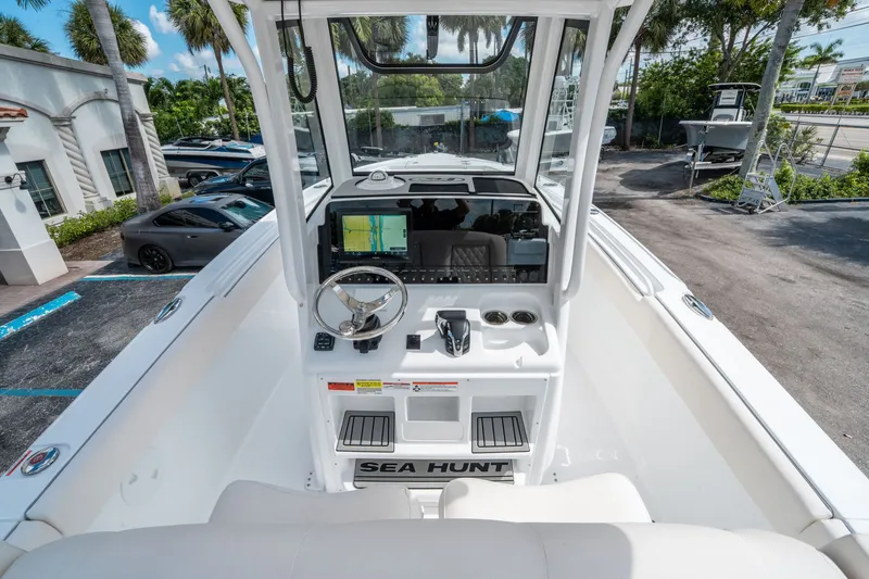 Slide: The Image of Sea Hunt Ultra 255 SE 2026 - 18