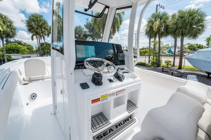 Slide: The Image of Sea Hunt Ultra 255 SE 2026 - 19