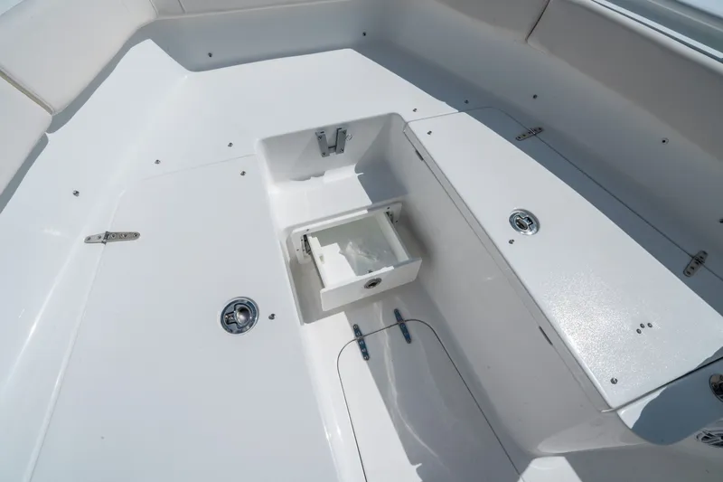 Slide: The Image of Sea Hunt Ultra 255 SE 2026 - 26