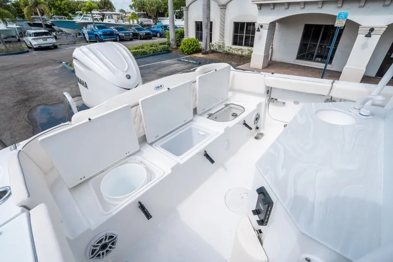 Slide: The Image of Sea Hunt Ultra 255 SE 2026 - 12