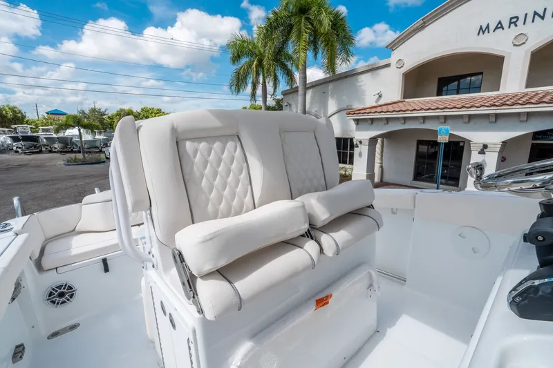 Slide: The Image of Sea Hunt Ultra 255 SE 2026 - 20