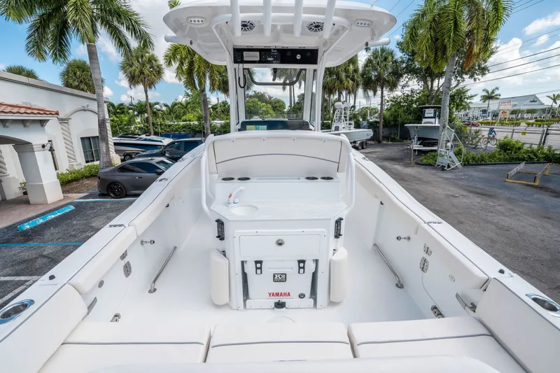 Slide: The Image of Sea Hunt Ultra 255 SE 2026 - 9