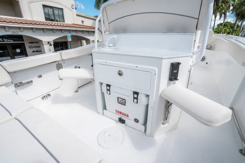 Slide: The Image of Sea Hunt Ultra 255 SE 2026 - 14