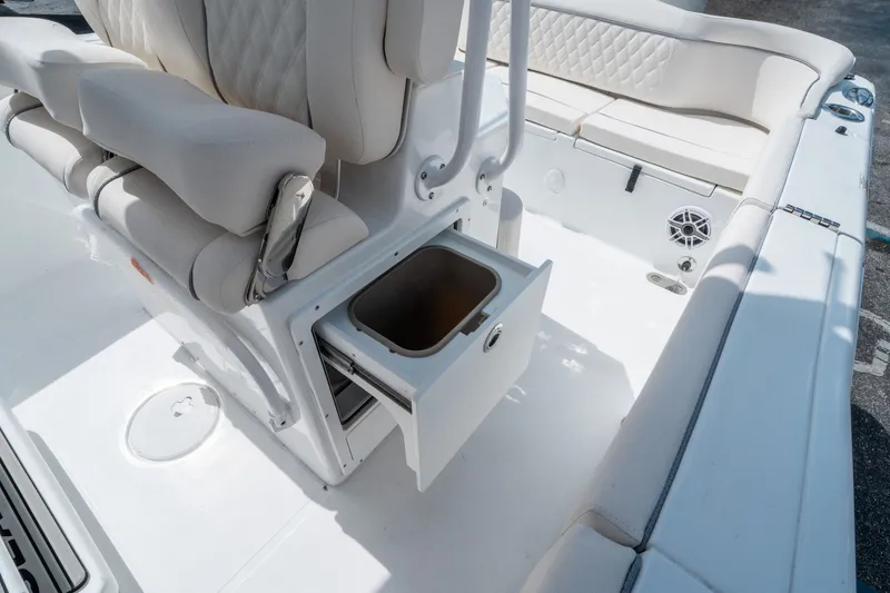 Slide: The Image of Sea Hunt Ultra 255 SE 2026 - 15