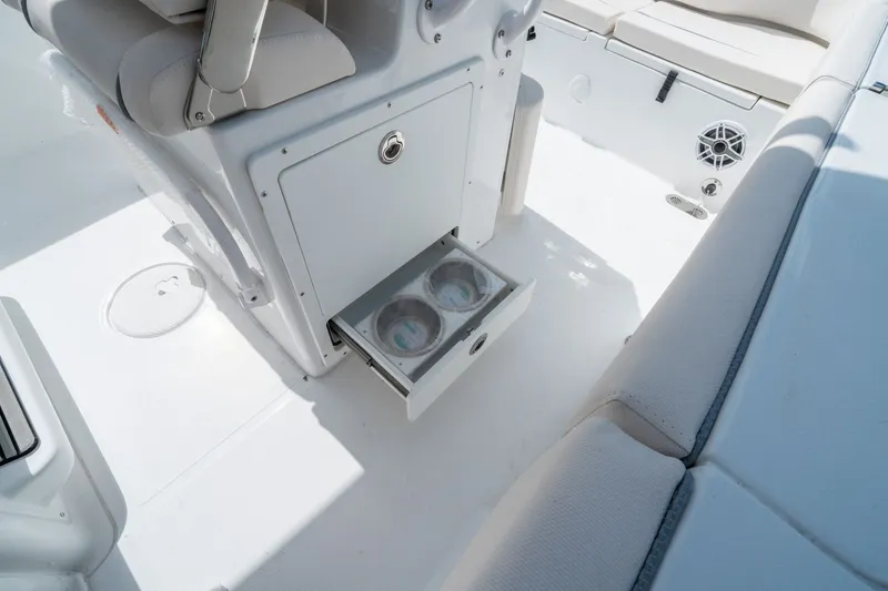 Slide: The Image of Sea Hunt Ultra 255 SE 2026 - 16