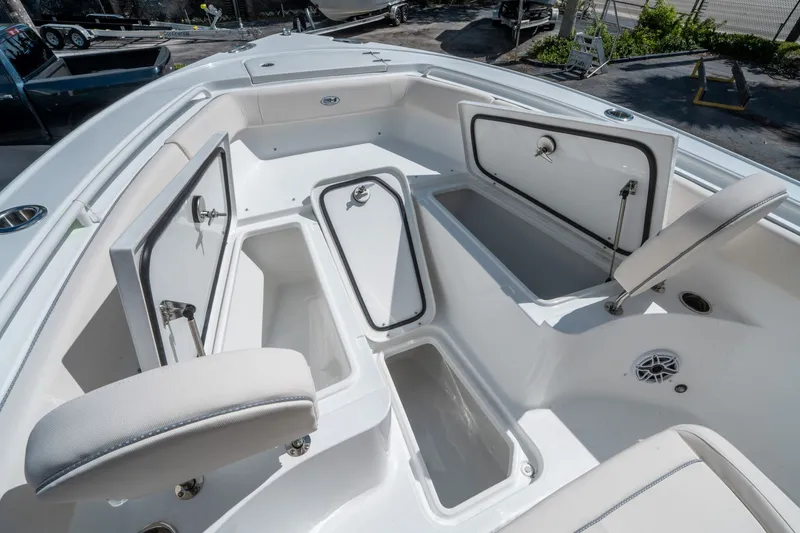 Slide: The Image of Sea Hunt Ultra 255 SE 2026 - 25