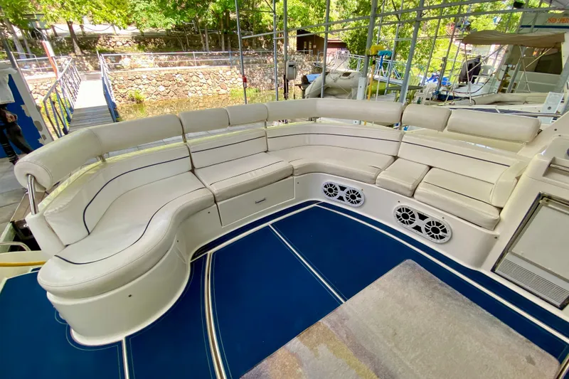 Slide: The Image of Luxurious seating area on 1999 Neptunus 54 Hardtop Express yacht. - 17
