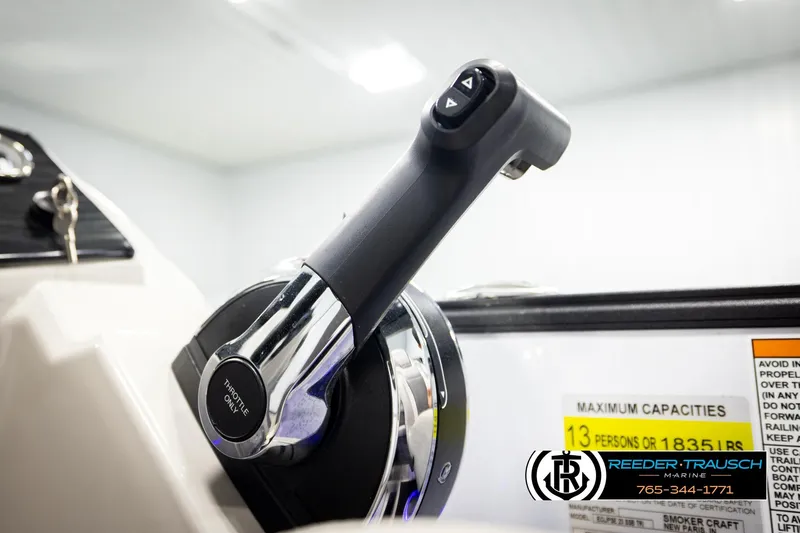 Slide: The Image of Throttle control of 2023 SunChaser 23 Eclipse SSB boat, close-up view. - 40