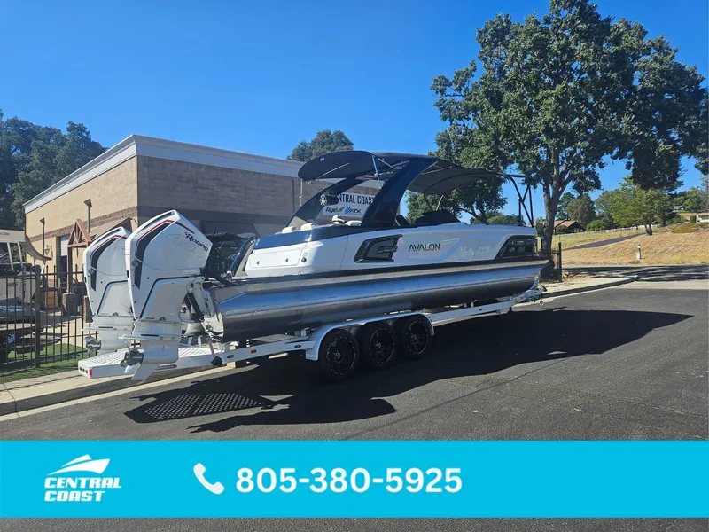 Slide: The Image of Avalon Excalibur Elite Windshield 27FT 2025 - 1