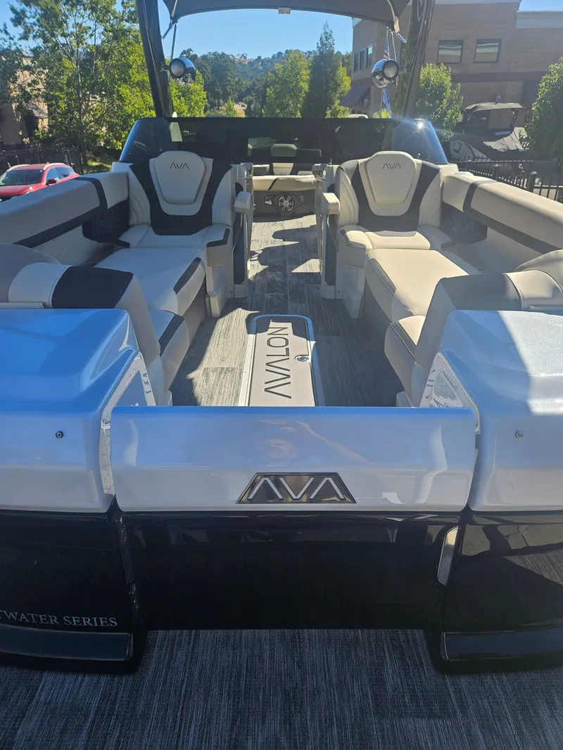 Slide: The Image of Avalon Excalibur Elite Windshield 27FT 2025 - 10