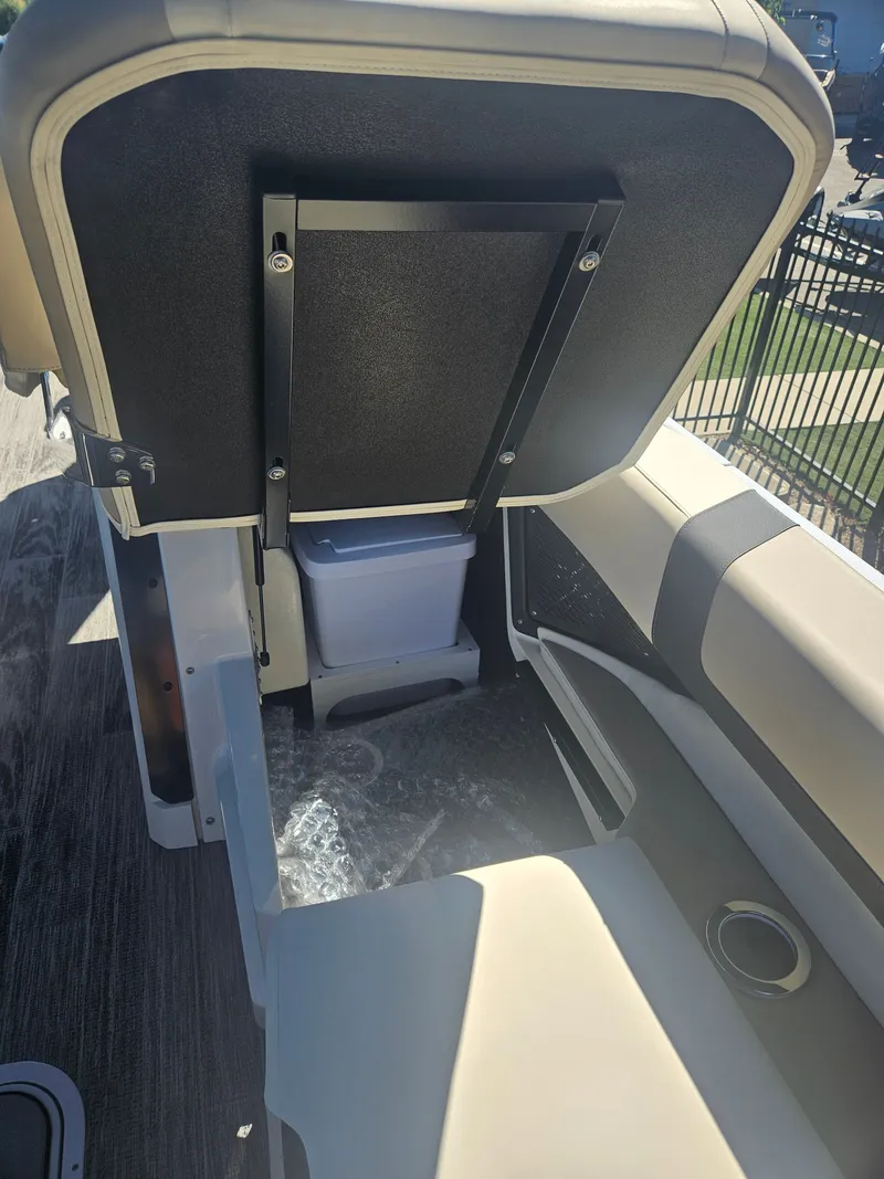 Slide: The Image of Avalon Excalibur Elite Windshield 27FT 2025 - 11