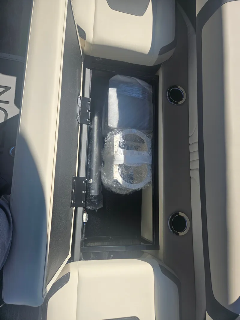 Slide: The Image of Avalon Excalibur Elite Windshield 27FT 2025 - 12