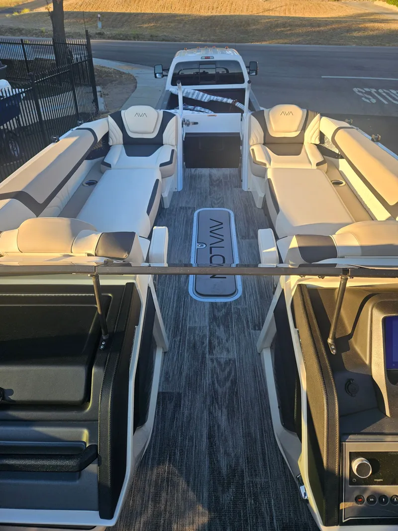 Slide: The Image of Avalon Excalibur Elite Windshield 27FT 2025 - 13