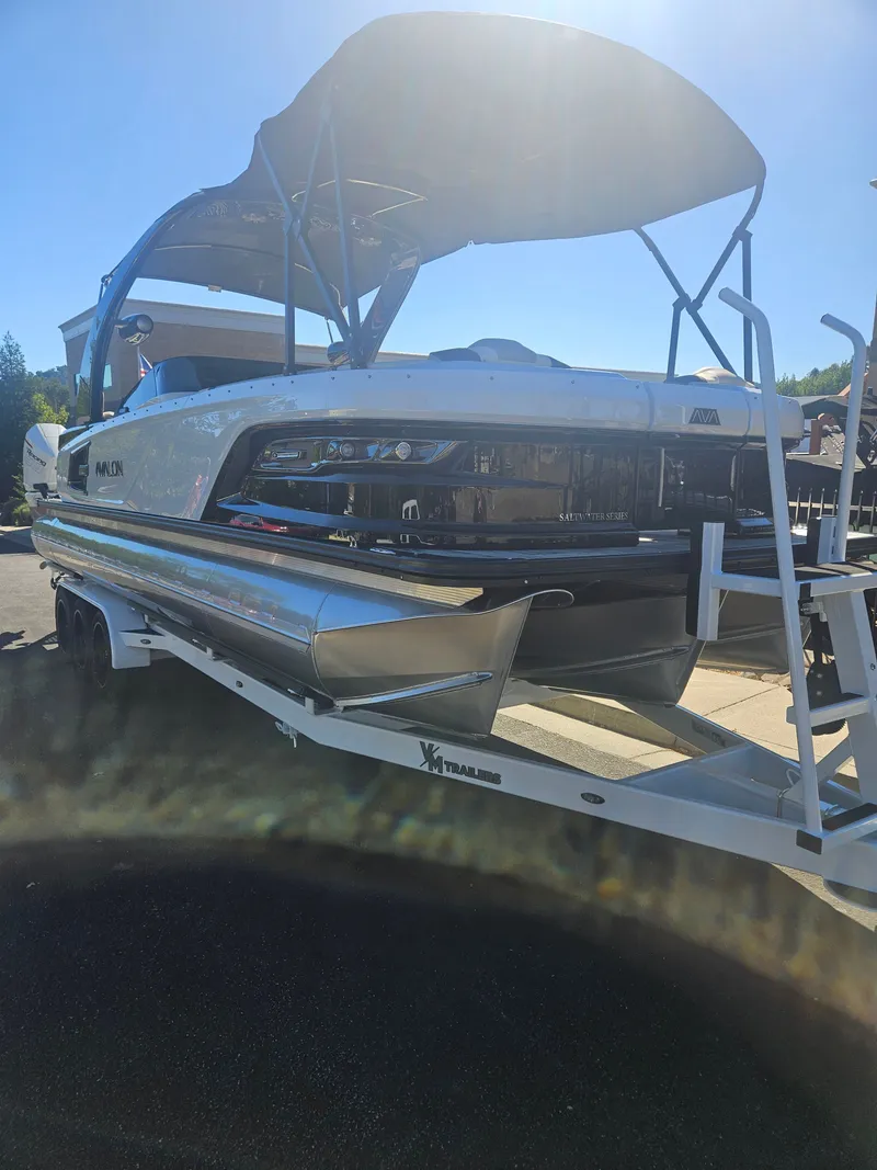 Slide: The Image of Avalon Excalibur Elite Windshield 27FT 2025 - 14
