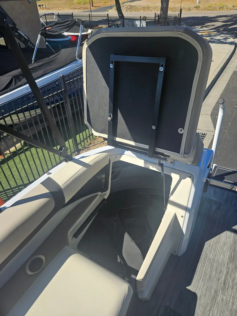 Slide: The Image of Avalon Excalibur Elite Windshield 27FT 2025 - 15