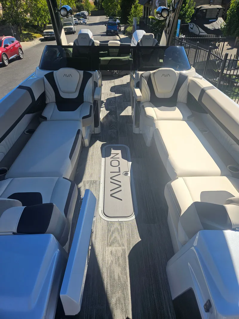 Slide: The Image of Avalon Excalibur Elite Windshield 27FT 2025 - 16