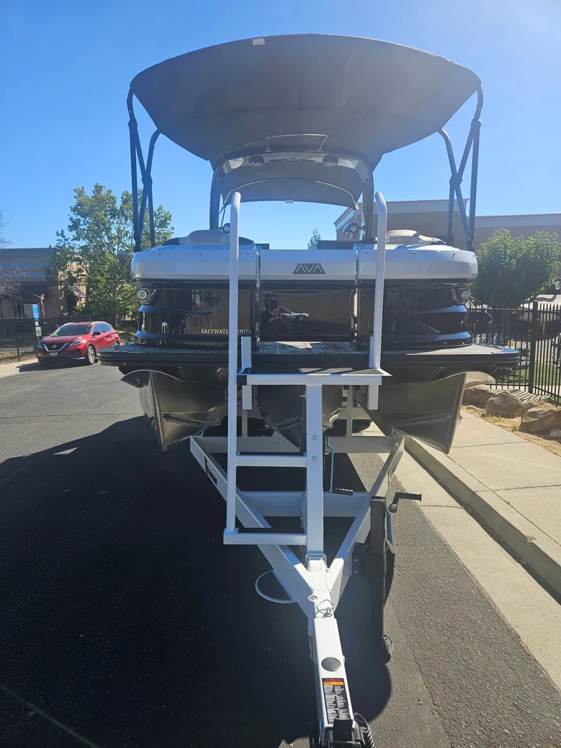 Slide: The Image of Avalon Excalibur Elite Windshield 27FT 2025 - 17