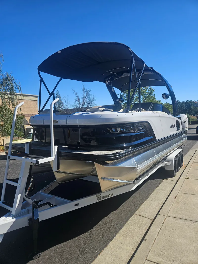 Slide: The Image of Avalon Excalibur Elite Windshield 27FT 2025 - 18
