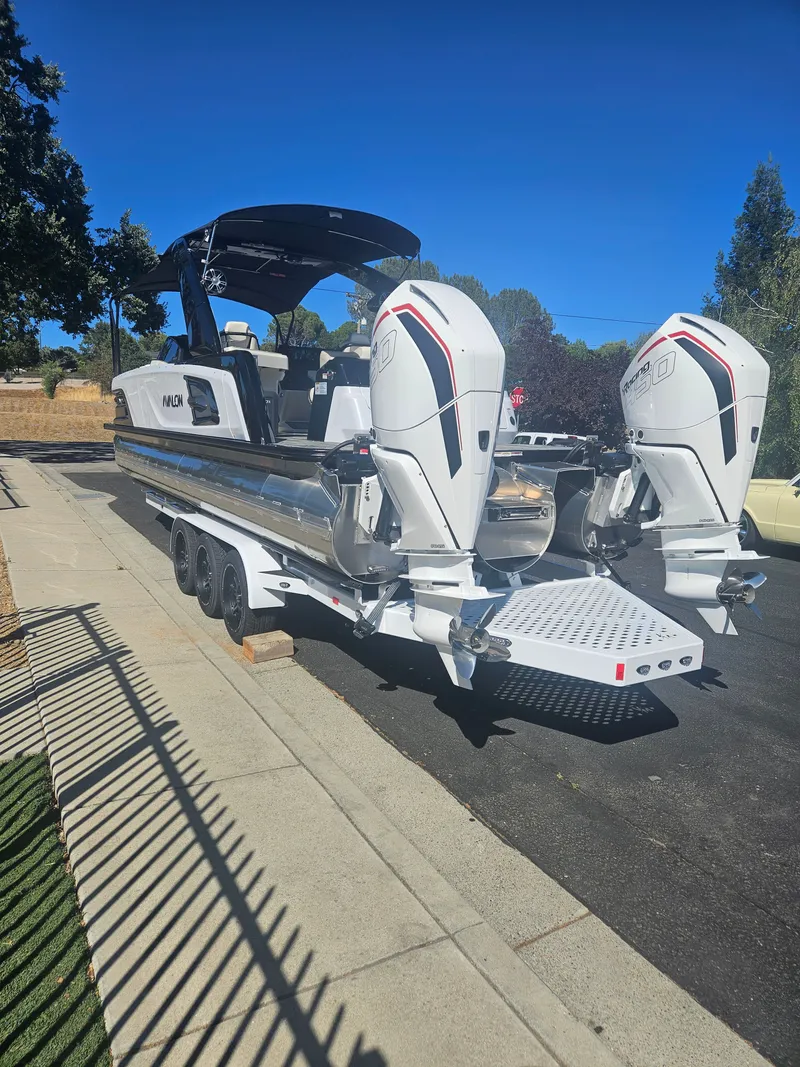 Slide: The Image of Avalon Excalibur Elite Windshield 27FT 2025 - 19