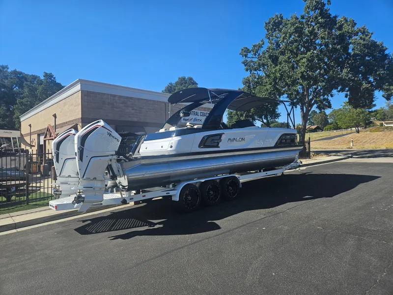 Slide: The Image of Avalon Excalibur Elite Windshield 27FT 2025 - 2