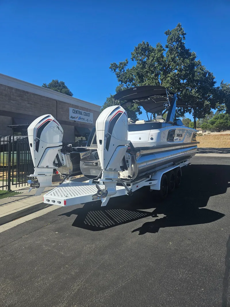 Slide: The Image of Avalon Excalibur Elite Windshield 27FT 2025 - 20