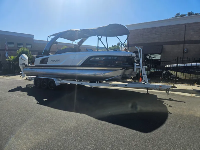 Slide: The Image of Avalon Excalibur Elite Windshield 27FT 2025 - 21