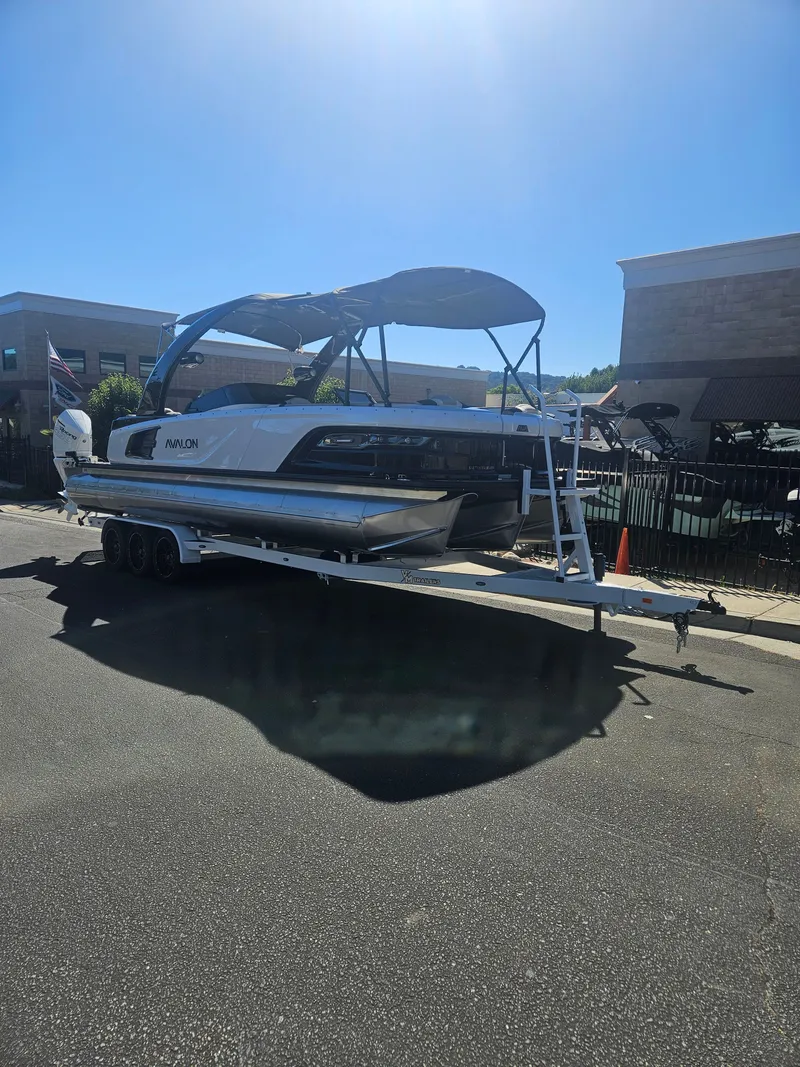 Slide: The Image of Avalon Excalibur Elite Windshield 27FT 2025 - 22