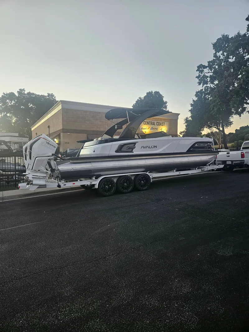 Slide: The Image of Avalon Excalibur Elite Windshield 27FT 2025 - 23