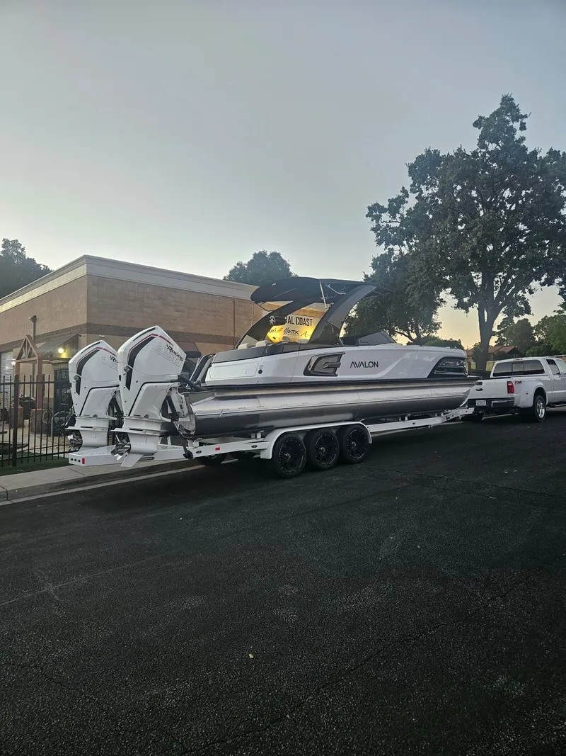 Slide: The Image of Avalon Excalibur Elite Windshield 27FT 2025 - 24